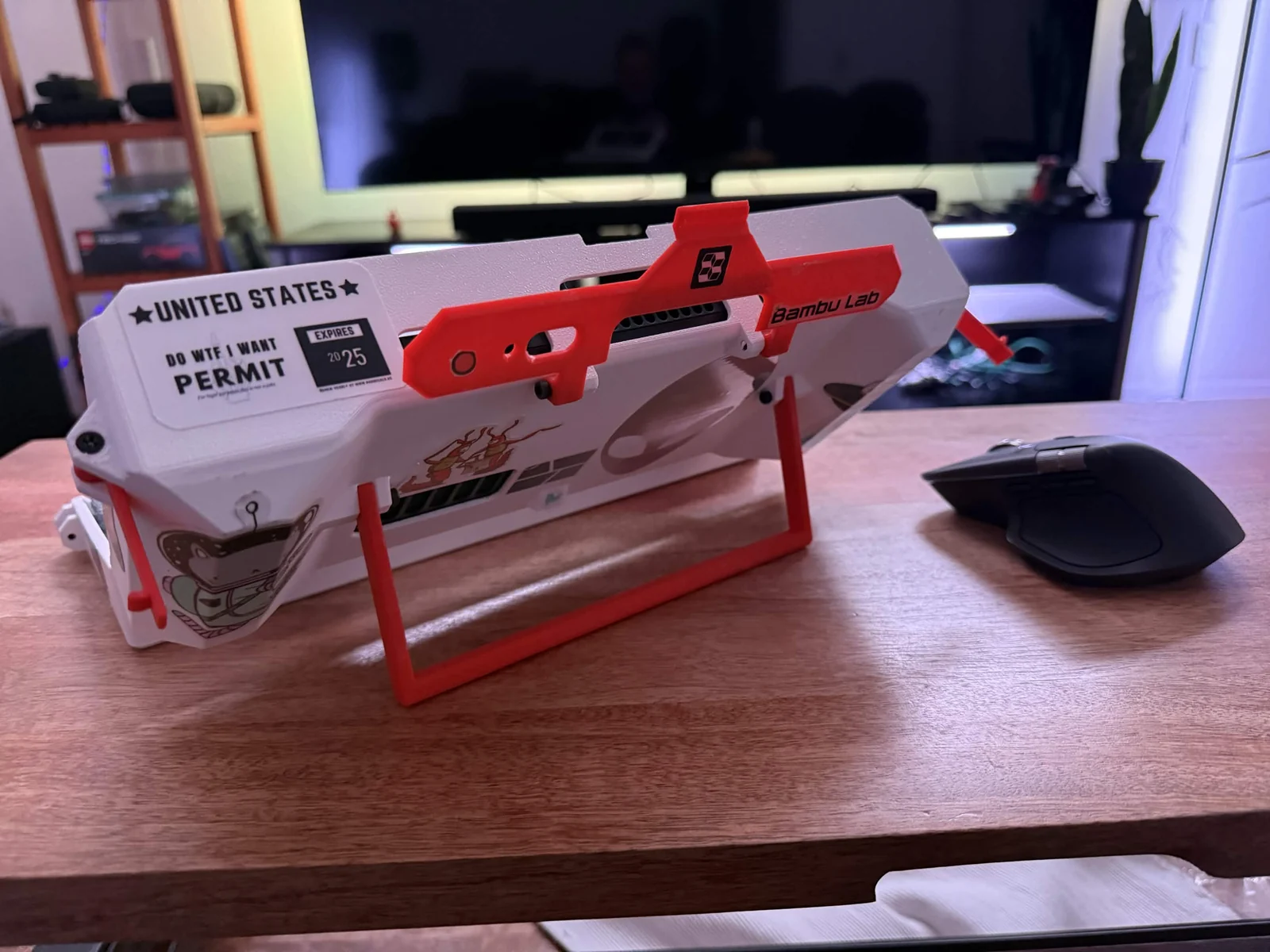 White and red cyberdeck: rear support, handle, and personalized finish.